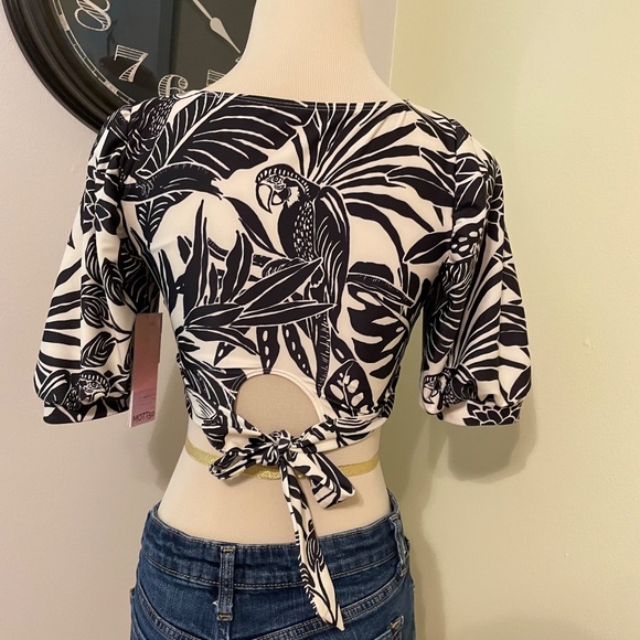 Mott50 Short Sleeve Swim Top Ivory and Black UPF 50 Parrot Tropical NWT - Picture 6 of 7